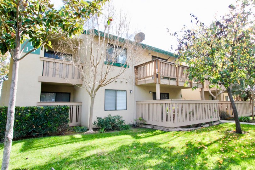 A sunny day in the Glenwood park with an independent house with a garden