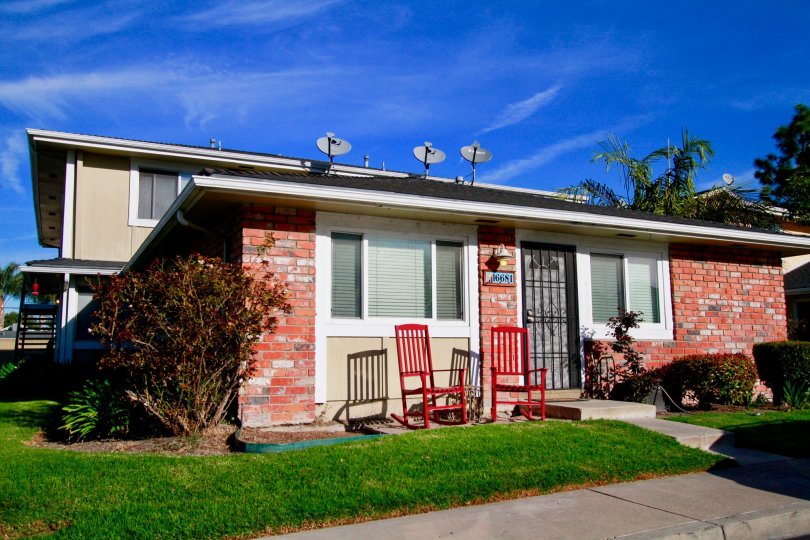 the house with three satilaite tv connection and two chair in front of it in huntington baliforniaeach c
