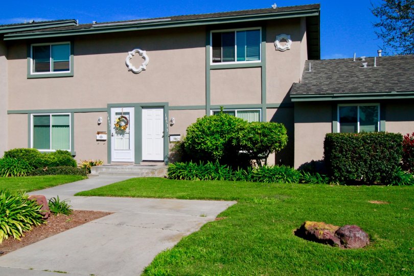 Beautiful green lawn in front of villa in Huntington Townhomes