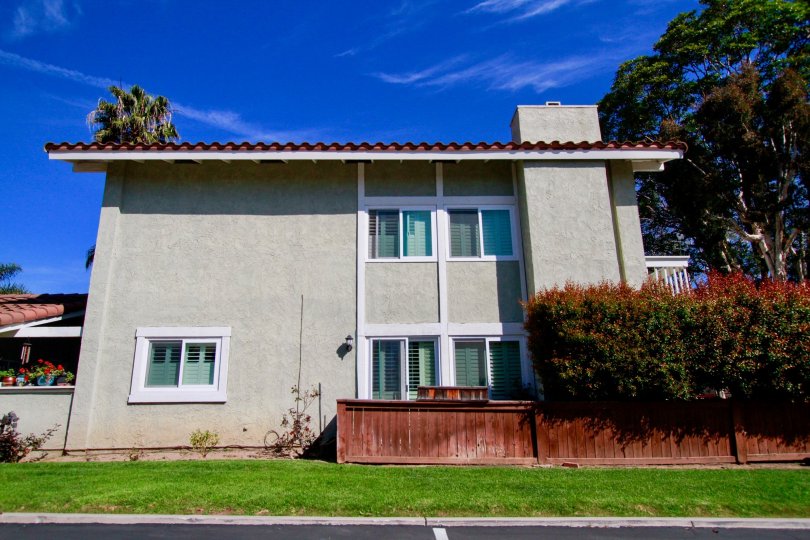 The home in the Huntington Viewpoint with oldage home look and also with lots of trees and plants with lawns.