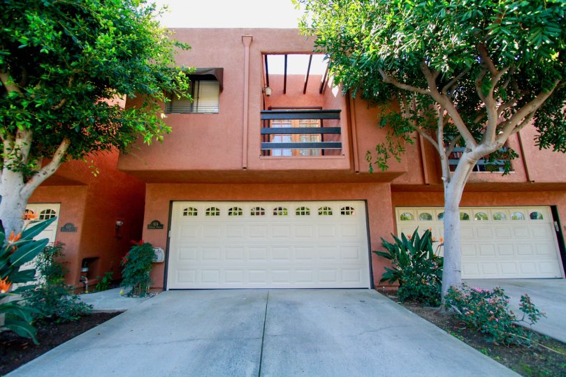 Pacific Terrace Huntington Beach California beach like house with dominating trees at both side