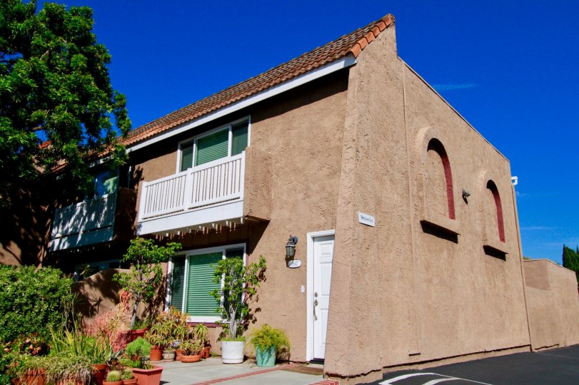 Excellent sky view near villa with trees in Riviera Huntington of Huntington Beach