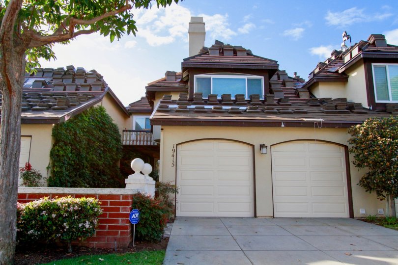 the couple of car sheld which is near to a home is sutivated in Seacliff on the Greens huntington beach california