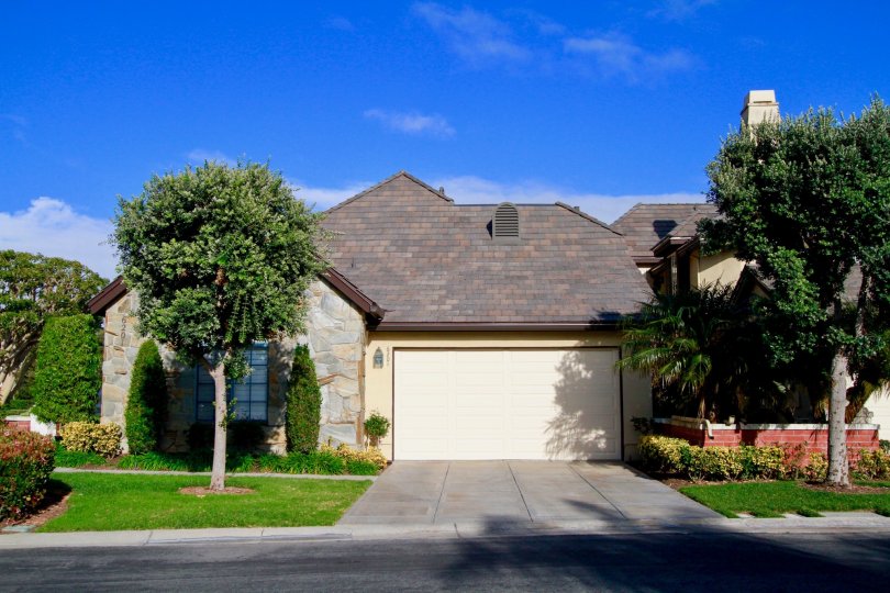 A bright and pleasant day in the Seacliff on the Greens with lawn, trees, sheds and also with beautiful homes.