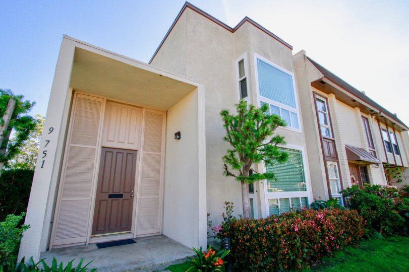 the villa pacifica the house infornt of small garden is looking awesome in the morning in huntington beach in ca