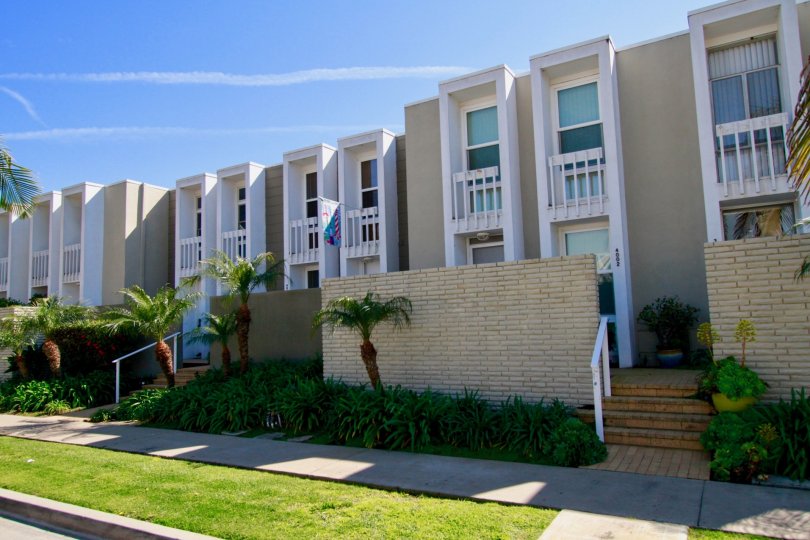 the line houses which has numberless windows in it is sutivated in weatherly bay of huntington beach, california