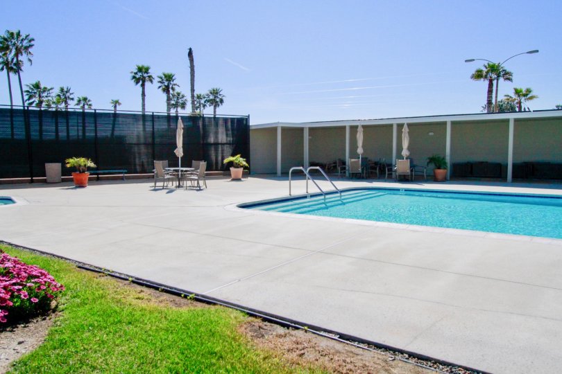 the swimming pool which look like the beach is locate in weatherly bay of huntington beach, california
