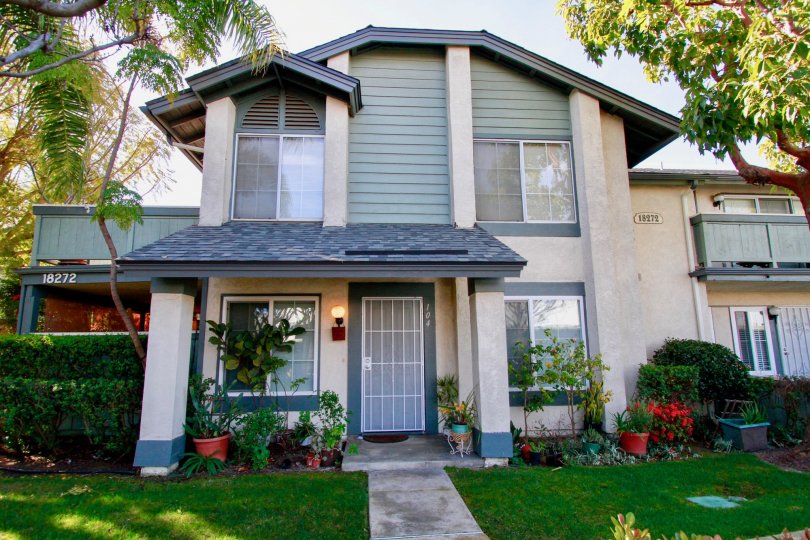 Windward Cove Huntington Beach California building is light brown color paint apply glass window attached top floor paint shapelight blue light attached