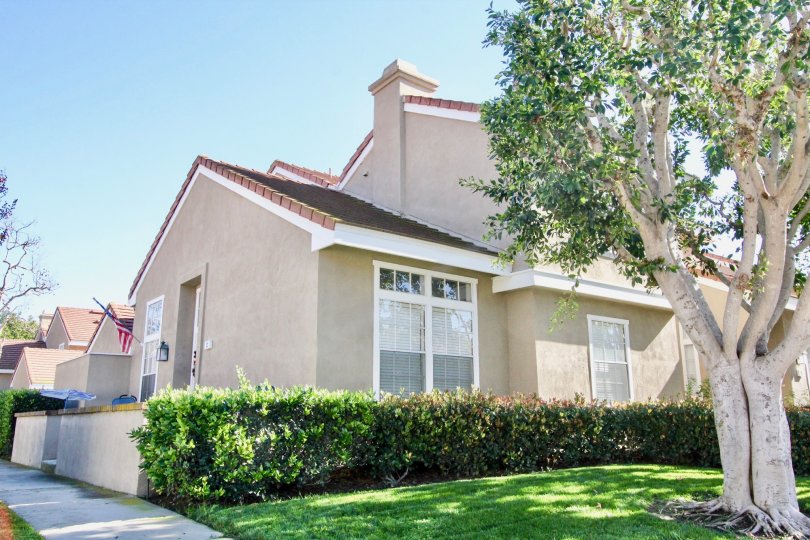 THE SIDEVIEW OF HOUSE WITH LAWN, PLANTS, TREES WHICH IS SITUATED IN CAMBRIDGE COURT COMMUNITY