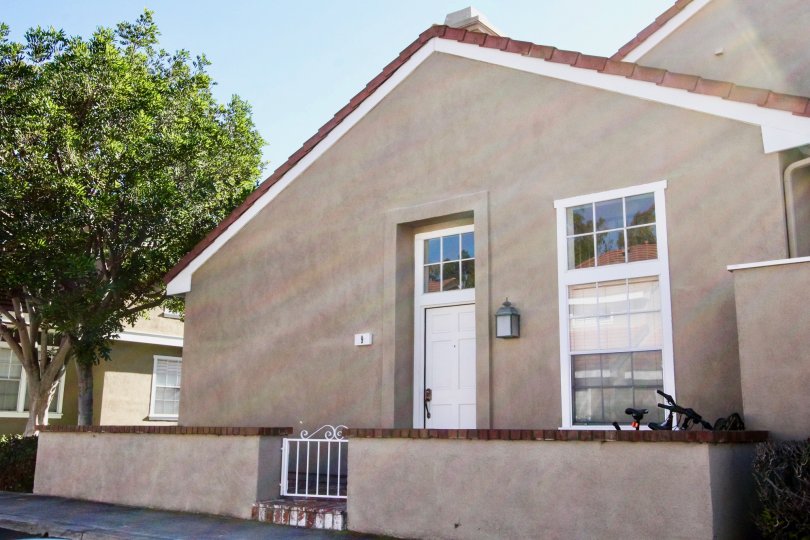 Cambridge Court is a popular community for young professionals and college students attending the University of California Irvine campus. Situated very close to the University High School and Mason Park, these condos can offer single story homes with atta