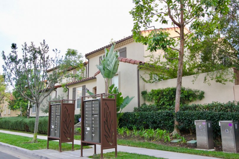 THIS IS THE SIDEVIEW OF THE HOME WITH LAWN, PLANTS, TREES WHICH IS LOCATED IN CHANTORY COMMUNITY