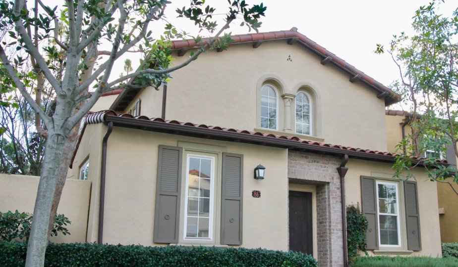 THE FRONT VIEW OF THE HOME WITH LOT OF PLANTS AND TREES, GLASS WINDOWS IS IN CHANTORY