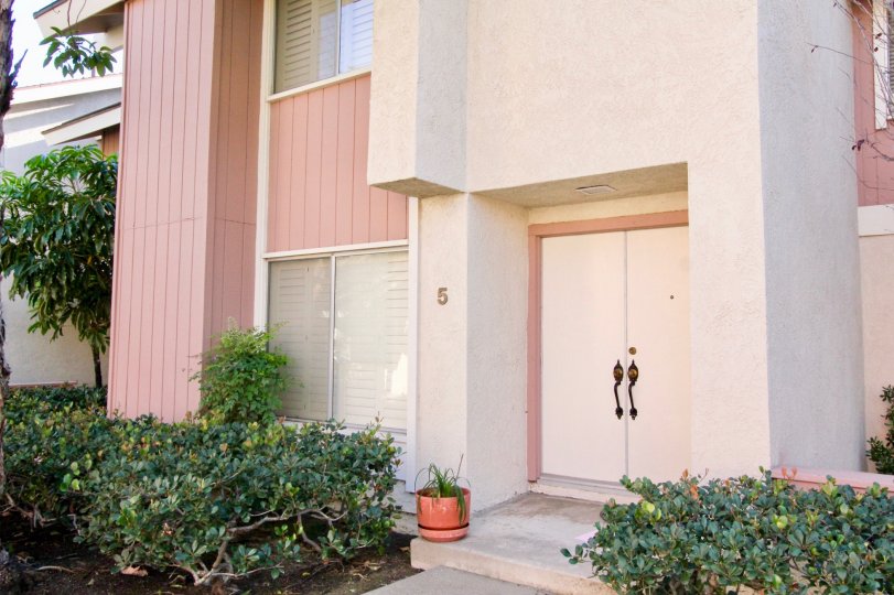 Deerfield Townhomes House Building side view at Irvine city