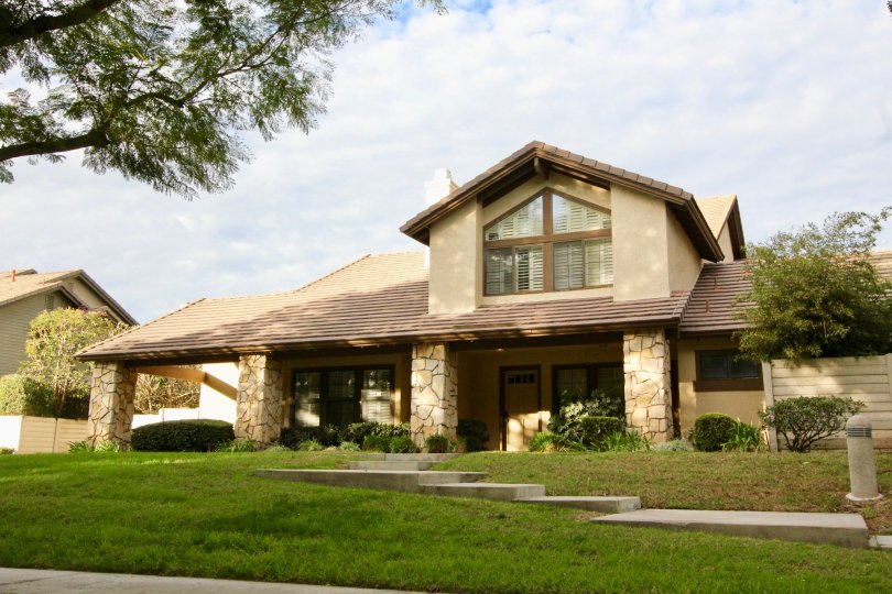 Garden Estates is a condo development in the large master planned community of Woodbridge in Irvine. There are 280 attached one and two story condo units in this complex. Garden Estates was built by Akin Homes between 1984 and 1986. The square footage of 