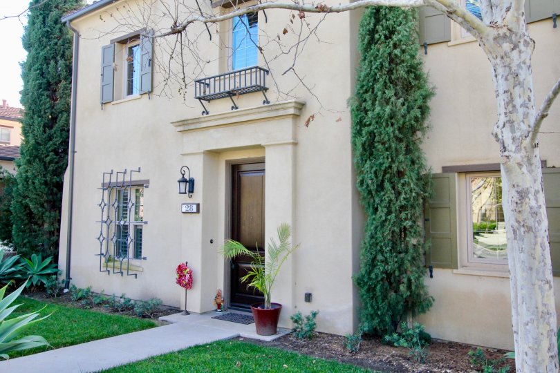 Villa in Los Arboles has numbered as 28 with light lamps and flower pots