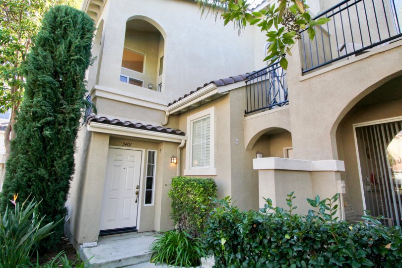 a warm day in the oak park with building that has numbered as 3401 and roofless top