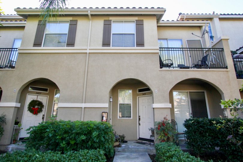 Villa in Oak park has balcony which has seating chair and dish antenna