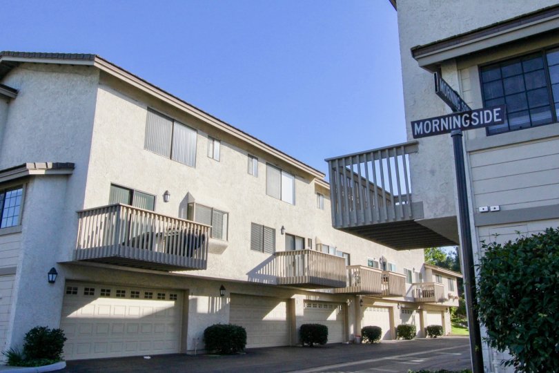 In road of Ridge Townhomes Bren has Street sign board with villa's