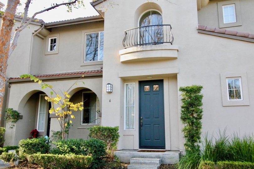 A sunny day in the San Juan Bautista with a house and balcony.