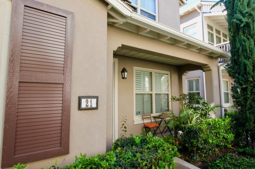 Beautiful Villa with windows and house number with trees in santa Rosa of Irvine