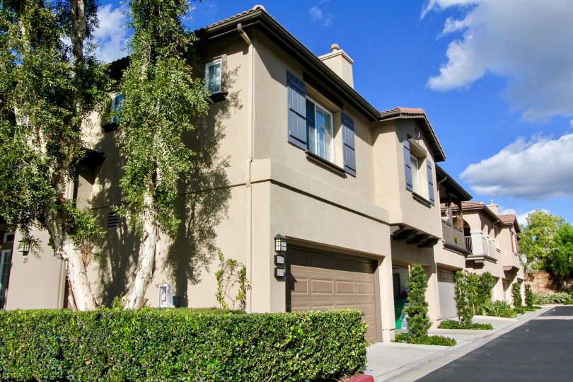 A street lined with town homes with attached garages inside Sheridan Place in Irvine CA