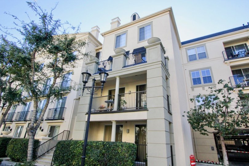 A four-storey townhouse in Watermarke community in white and blue theme.