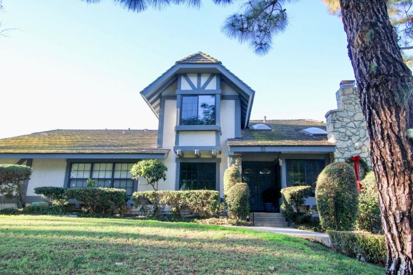 A single storied house with sloped roof and a large lawn in the woodbridge estates community