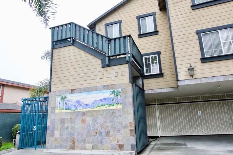 THE 31 FLAT IN THE MOUNTAIN VIEW VILLAS WITH THE GATE, GRASSES, PLANTS