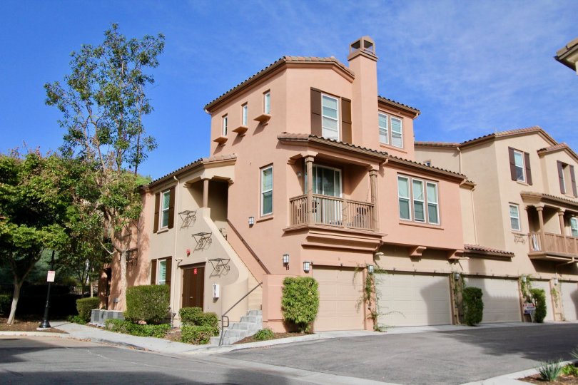 Clear sky and condos in Sansovino in Landera Ranch, CA