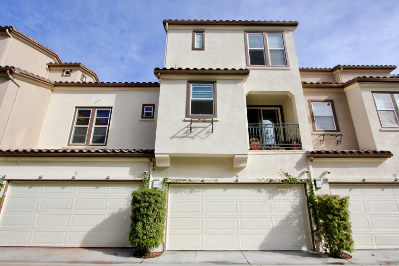 A BEAUTIFUL APARTMENT WITH THE CONTRAST OF CREAM & BROWN COLOUR & WITH SOME PARKING AREA