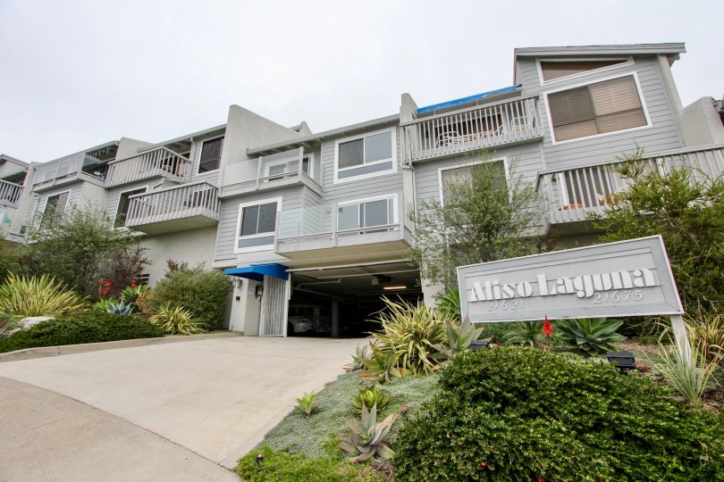 THE 21621-21675 HOUSES IN THE ALISO LAGUNA WITH THE ALISO LAGUNA BOARD, PLANTS, TREES