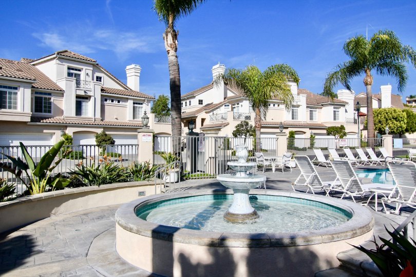 THE APARTMENT IN THE BREAKER WITH THE SWIMMING POOL, BANANA TREE, PLANTS