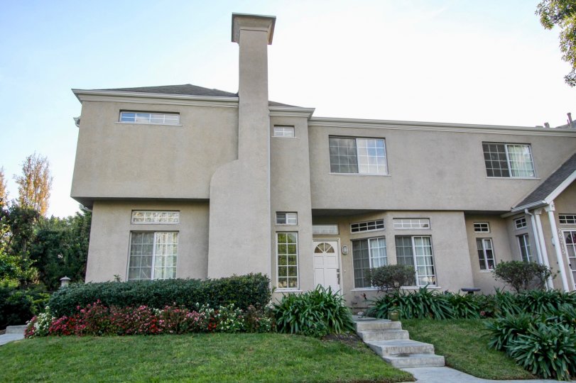 THE BUNGALOW IN THE BRIDGEPORT TERRACE WITH THE PLANTS, TREES