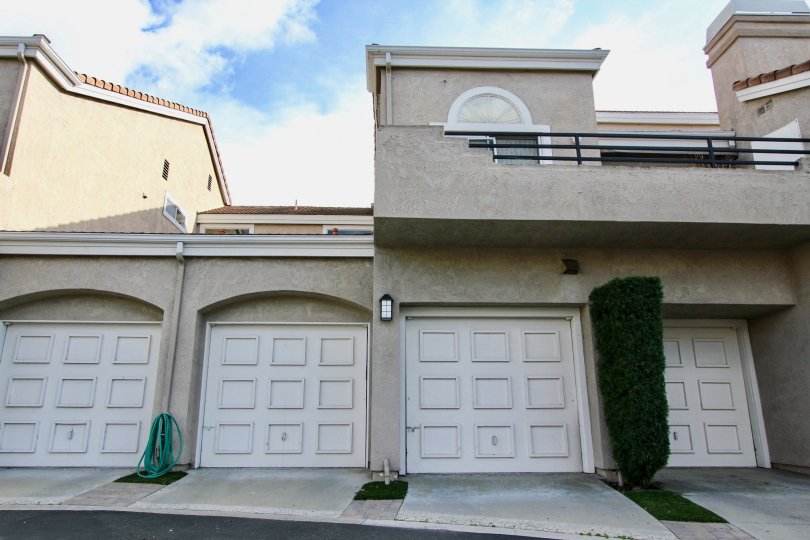Expressions homes are located in the coastal community of Laguna Niguel. The Expressions community features one to two bedroom condos in the Rancho Niguel area of Laguna Niguel. The condos were first built in 1989 and features various floor plans that ran
