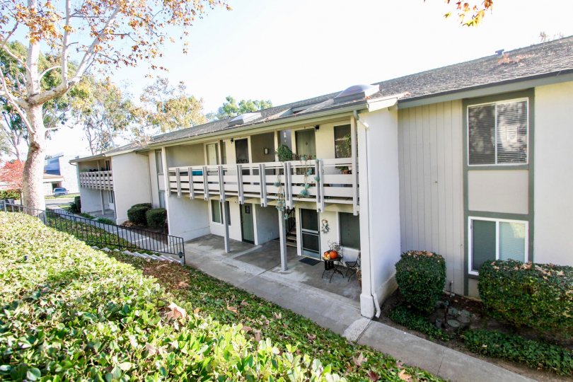 Well maintained grounds in the community of Hillhurst Condos in Laguna Niguel, California.
