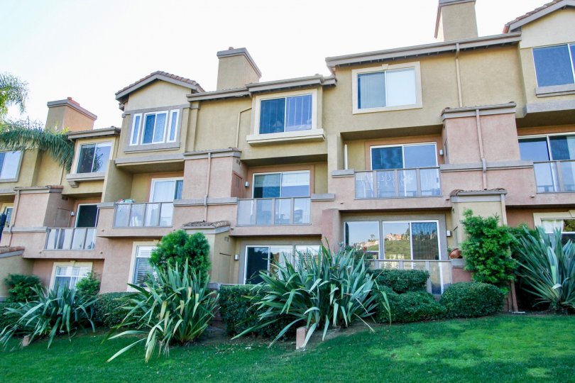 Built in 1989, the condos are centrally located just 10 minutes to beaches near the Ritz Carlton and St Regis Hotel.