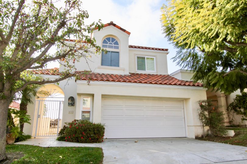 Laguna Niguel has its origins in the Rancho Niguel Mexican land grant, which was acquired in 1959 by the Laguna Niguel Corporation to develop one of California's first master-planned communities