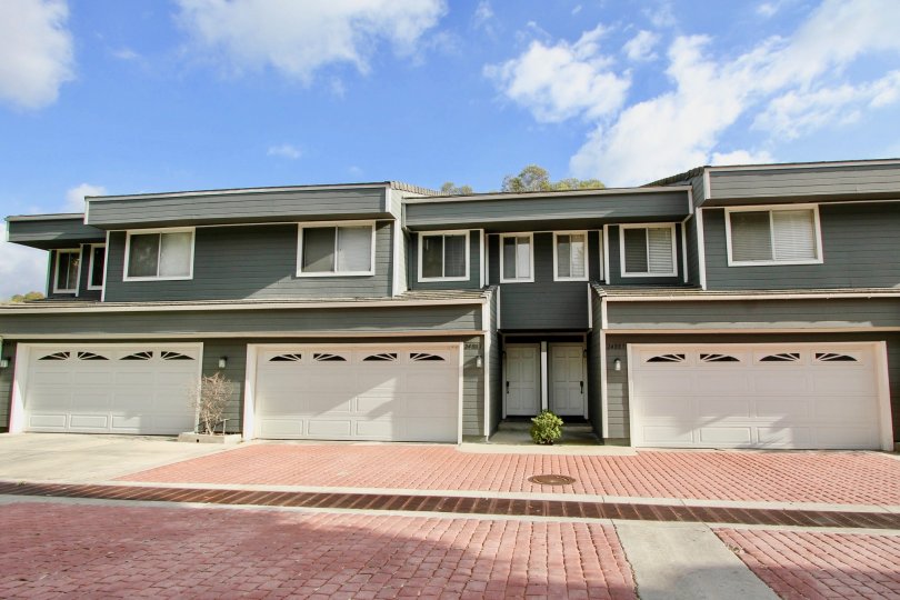 A SIGHT OF BEAUTIFUL APARTMENT WITH THE CONTRAST OF GREY & WHITE COLOR LOCATED ON THE ROAD SIDE