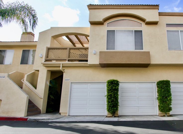 Mirador homes are located in the coastal community of Laguna Niguel. Mirador townhouses were built between 1989 to 1990 and feature two to three bedroom condos that range in size from 850 to 1, 400 square feet of living space. This is a great complex that