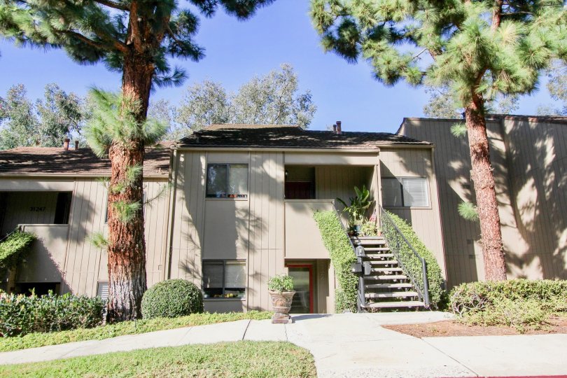 Resort like living condo in the highly sought after community of The East Nine. Beautiful lower unit condo with view from patio overlooking greenbelt, El Niguel Golf course and steps away from community pool. Features 2 bedrooms, 2 bathrooms and a detache