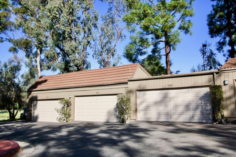 The The East Nine right on the third green of an exclusive private county club in a gated community. Complete remodel of this gorgeous 3 bedroom 2. 75 bath home. Newer Gourmet kitchen with top of the line Viking appliances. Kitchen opens to family room, l