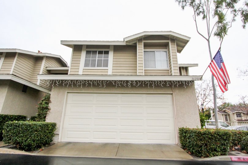 Nice Villa with parking and trees with USA Flag in Heatherview of Lake Forest