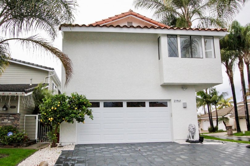Nice villa with ample parking place with trees around in Lake Forest Keys of Lake Forest