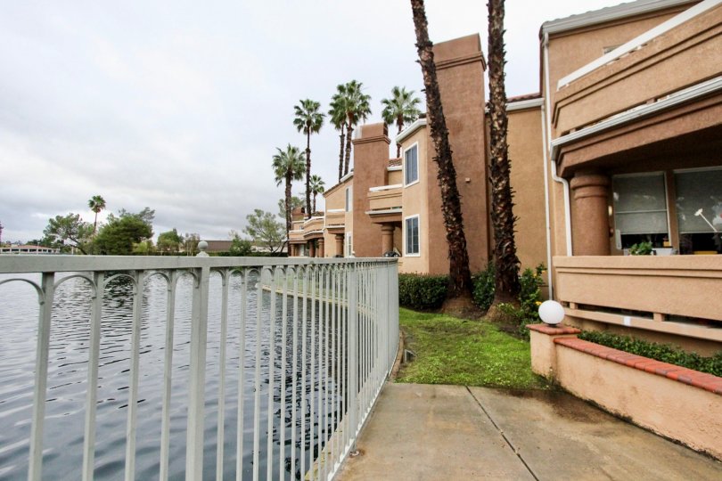 the lake forest shores is a river side street of the lake forest in california
