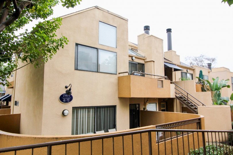 a pleasant day in the lake forest town homes with a building that hasbeen numbered as 256/1