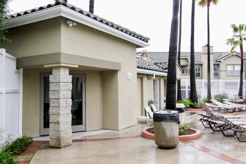 the montecido is a wooden house of the lake forest city in california