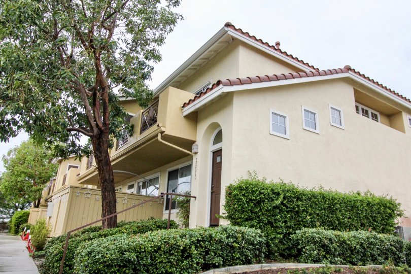 beautiful tuscan style townhomes with lush grennery and patios or balconies in Lake Forest california