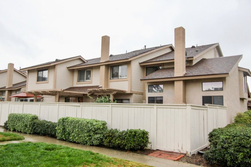 the Smoketree house is the chimney model house of the lake forest city in california
