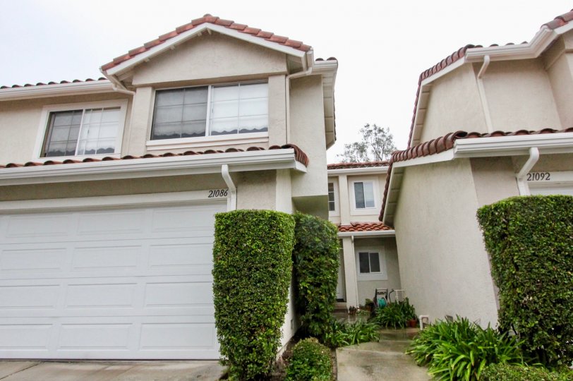 Beautiful front view with plants and parking in Willow Glen of Lake Forest