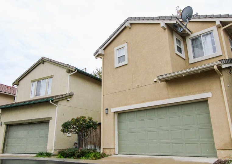 Two colored houses next to each other in Magdalena in Mission Viejo, CA